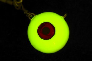 Salty Beast Halibut 360 Rig-Hlava se závažím je ultra svítivá ve tmě a má atraktivní červené oči.